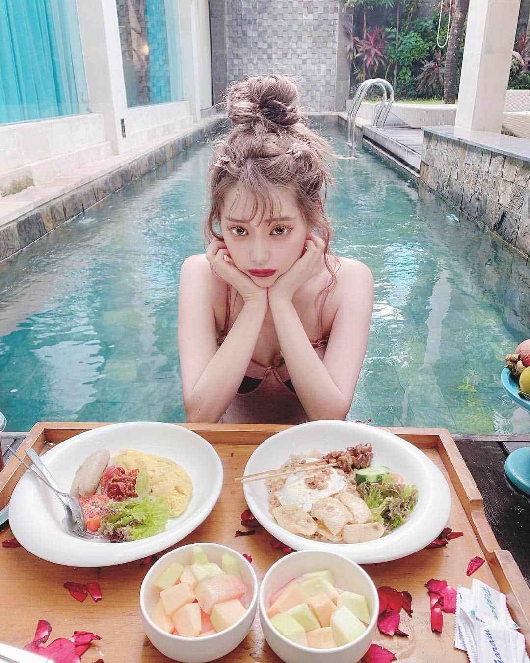 林田沙綾さんのインスタグラム写真 - (林田沙綾Instagram)「🦢 お部屋まで朝食をもってきてくれるという優雅な朝🥺 プールにはつかっただけ笑笑 ただただこういう写真とってみたかった🧜‍♀️🧜‍♀️🧜‍♀️ ： #旅行#trip#bali#プライベートプール #バリ島#水着#プール」5月1日 21時03分 - saaya.xoxo