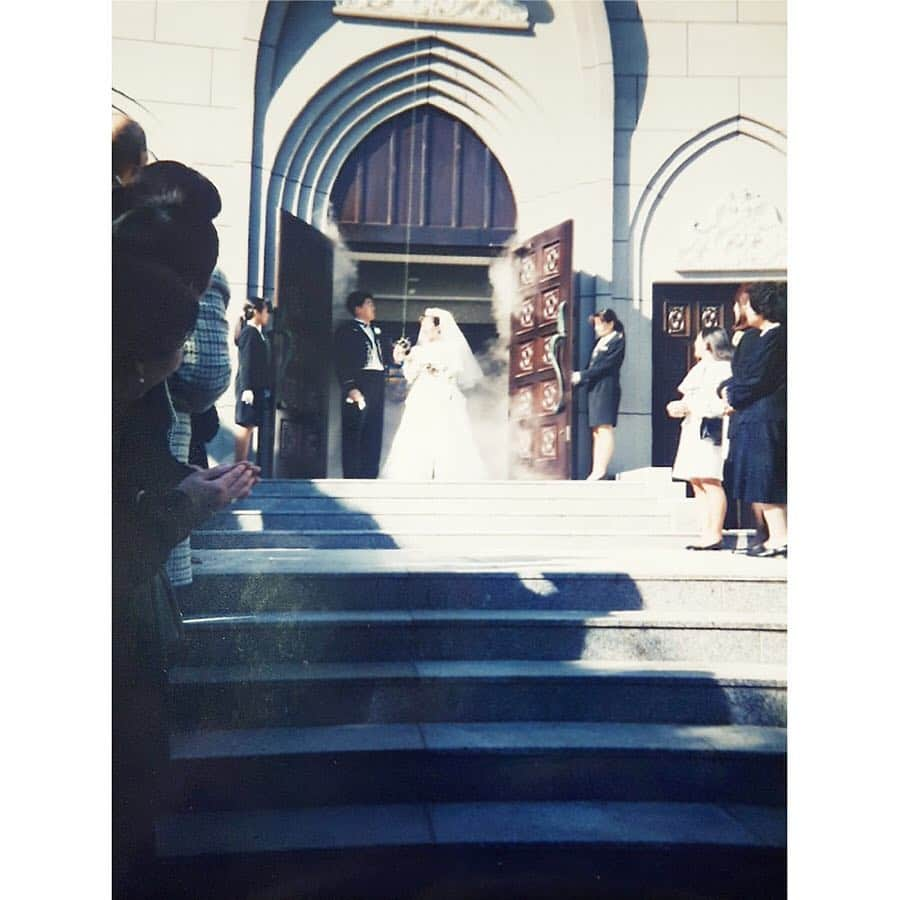 ゼクシィさんのインスタグラム写真 - (ゼクシィInstagram)「【GW特別企画　平成のWeddingプレーバック！】 . 31年にわたる“平成の結婚式”の変遷を、 当時のエピソードとともに振り返る、 7日連続の特別企画😘❣️ . 平成の花嫁花婿 Entry No.6 ▼平成9年／1997年1月20日挙式 ⠀ ▼タネさん・イッチミさん（当時33歳・27歳）⠀ ▼＠マリアチャペルマリベール柏(旧  柏玉姫殿) ⠀ . ▼当時のエピソード 「海外挙式を予定していましたが、父が入院先から参列できる式場に急遽変更し、挙式のみ友人達に来て頂いての結婚式となりました☺️ .  友人手作りのリングピローや 叔母の手作りブーケで幸せを実感したり、 その当時の派手な披露宴はやりませんでしたが、 教会から出るときのドライアイスには 本当に驚きました😳🌟 .  今、子供達と見返してみても、 結婚式は意味のあるものだなぁと思います☺️💕 」 . . #ゼクシィ#ちーむゼクシィ #プレ花嫁#日本中のプレ花嫁さんと繋がりたい#全国のプレ花嫁さんと繋がりたい#結婚準備#結婚式準備 _ #結婚式#ウェディング#平成最後の#tb平成ウェディング#ウェディングドレス#スモーク演出#リングピロー#手作りリングピロー#ブライダル小物 _ #結婚指輪#ウェディング小物#ドライアイス#ウェディング 演出#教会挙式#トレーン#バックショット#後ろ姿ショット#結婚式演出#結婚写真 _ #ウェディングフォト#平成を振り返る#平成婚#平成花嫁」5月1日 21時03分 - zexyrecruit