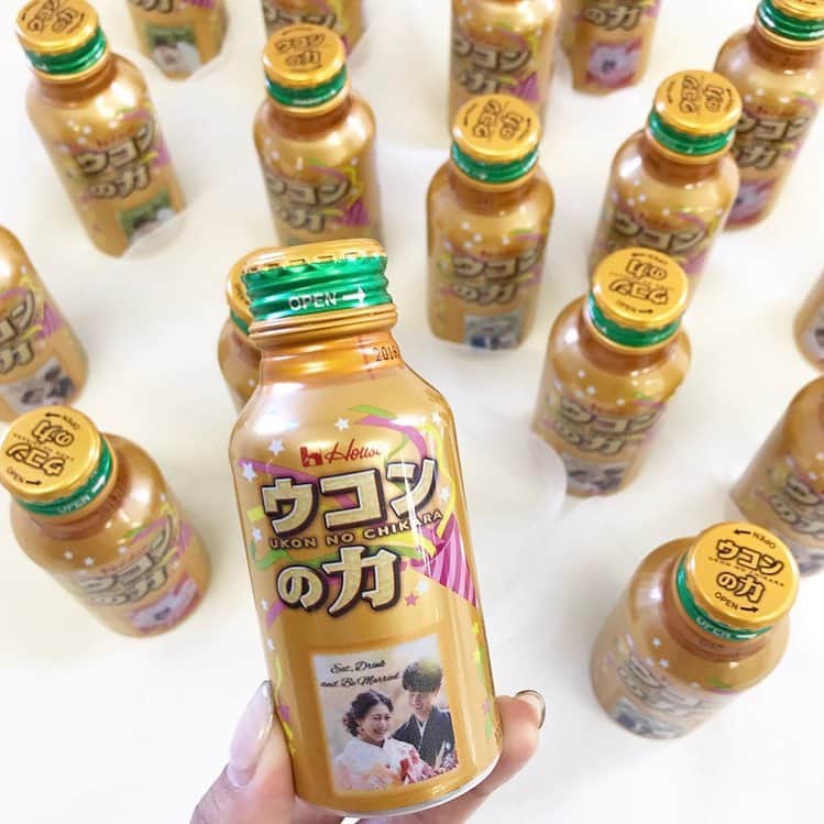 プレ花嫁の結婚式準備サイト marry【マリー】さんのインスタグラム写真 - (プレ花嫁の結婚式準備サイト marry【マリー】Instagram)「❁ 結婚式で、ゲストに喜ばれる #おもてなしアイテム のご紹介💕 * オリジナルデザインの「#ウコンの力 」で、 缶の表面に、 写真・文字・記念日などを入れるのがポイント💎✨ * 世界にひとつのウコンの力を作れば、 ☑︎ウェルカムスペースの装飾 ☑︎アメニティグッズ ☑︎ギフト席札 ☑︎プチギフト／景品 として、 結婚式のいろんな場面で大活躍してくれます💐 （お値段は1セット10本入り2,980円） * 作り方も簡単で楽しくて、 ゲストにも 「お、嬉しい！」「気がきくね」 って思ってもらえるから 用意しておいて損なしのプチサプライズです👏🏻 * 今日の @marryxoxo_wd の新着記事で、 ウコンの力のオリジナルデザインのオーダー方法や 使い方を詳しくご紹介しているので ぜひご覧ください🙇‍♀️✨ ストーリーからも飛べます♩ * #プレ花嫁#卒花#卒花嫁#ウコンの力make#ウコンタワー#ウコンドリンク#ウコンエキス#ウェルカムウコン#ウェルカムアイテム#ウェルカムドリンク#おもてなし#演出#サプライズ#プチギフト#ギフト席札#二次会景品#2019春婚#2019夏婚#2019秋婚#2019冬婚#2020春婚#2020夏婚#2020秋婚#2020冬婚#結婚式準備#プロポーズ#婚約#marryxoxo」5月1日 21時05分 - marryxoxo_wd