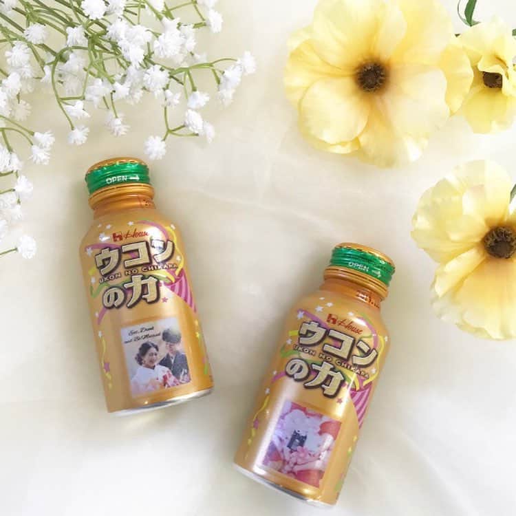 プレ花嫁の結婚式準備サイト marry【マリー】さんのインスタグラム写真 - (プレ花嫁の結婚式準備サイト marry【マリー】Instagram)「❁ 結婚式で、ゲストに喜ばれる #おもてなしアイテム のご紹介💕 * オリジナルデザインの「#ウコンの力 」で、 缶の表面に、 写真・文字・記念日などを入れるのがポイント💎✨ * 世界にひとつのウコンの力を作れば、 ☑︎ウェルカムスペースの装飾 ☑︎アメニティグッズ ☑︎ギフト席札 ☑︎プチギフト／景品 として、 結婚式のいろんな場面で大活躍してくれます💐 （お値段は1セット10本入り2,980円） * 作り方も簡単で楽しくて、 ゲストにも 「お、嬉しい！」「気がきくね」 って思ってもらえるから 用意しておいて損なしのプチサプライズです👏🏻 * 今日の @marryxoxo_wd の新着記事で、 ウコンの力のオリジナルデザインのオーダー方法や 使い方を詳しくご紹介しているので ぜひご覧ください🙇‍♀️✨ ストーリーからも飛べます♩ * #プレ花嫁#卒花#卒花嫁#ウコンの力make#ウコンタワー#ウコンドリンク#ウコンエキス#ウェルカムウコン#ウェルカムアイテム#ウェルカムドリンク#おもてなし#演出#サプライズ#プチギフト#ギフト席札#二次会景品#2019春婚#2019夏婚#2019秋婚#2019冬婚#2020春婚#2020夏婚#2020秋婚#2020冬婚#結婚式準備#プロポーズ#婚約#marryxoxo」5月1日 21時05分 - marryxoxo_wd