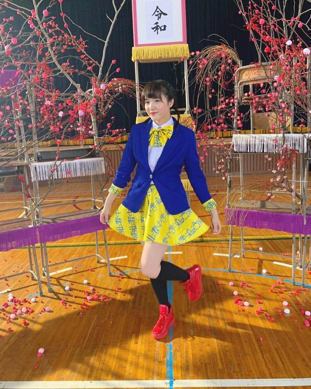 中山莉子さんのインスタグラム写真 - (中山莉子Instagram)「→ ㅤㅤㅤ 私が初めって買ったエビ中のCDが「梅」ㅤㅤㅤ コインで削ったらメンバーが出てくるみたいなジャケ写があって削ったけど、中にトレカ入ってるって忘れてて削ったところがガタガタになったな〜〜なんて思い出！ㅤㅤㅤ ㅤㅤㅤ ㅤㅤㅤ 私立恵比寿中学ㅤㅤㅤ 「梅（令和ver.）」見てね〜ㅤㅤㅤ 梅衣装着れて嬉しい！😊 ㅤㅤㅤ ㅤㅤㅤ 令和もエビ中よろしくお願いします！ ㅤㅤㅤ ㅤㅤㅤ #私立恵比寿中学#エビ中#令和#梅 ㅤㅤㅤ ㅤㅤㅤ」5月1日 21時07分 - nakayama_riko_official