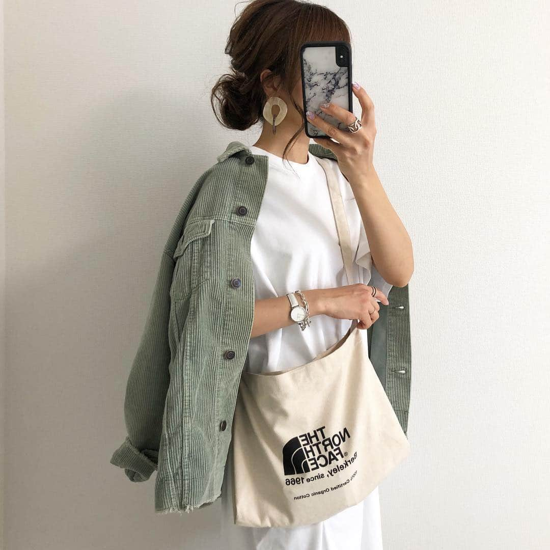 Miyoさんのインスタグラム写真 - (MiyoInstagram)「2019.5.1 ・ 2ヶ月前に購入していたUNIQLO Uの #クルーネックTワンピース ❤️ そのまま着ても、レギンスやスキニーと合わせても可愛いっ🥰 着用サイズなど、コーデ詳細はブログに書いてます👌🏻💕 @miyopu のトップページからとべます♡ ・ クルーネックTワンピース…#ユニクロ#UNIQLOU リブレギンスパンツ…#UNIQLO コーデュロイジャケット…#ZARA チェーンバッグ…#ザラ キャップ…#ノースフェイス ショルダーバッグ…#thenorthface ピアス…#3coins 靴…#NIKE#エアマックス #TEVA ・ 今日は義実家でBBQ🍖 我が家もやっとGWらしくなってきました😂 明日もBBQ💕楽しみっ♡ ・ ・ ・ #令和#令和元年#ママコーデ#ママファッション#プチプラファッション#プチプラコーデ#シンプルコーデ#カジュアルコーデ#スニーカーコーデ#ザラコーデ#ザラジョ#UNIQLOコーデ#ユニクロコーデ#ユニクロ購入品#大人カジュアル#ロカリ#ママガール#locari」5月1日 21時07分 - miyopu