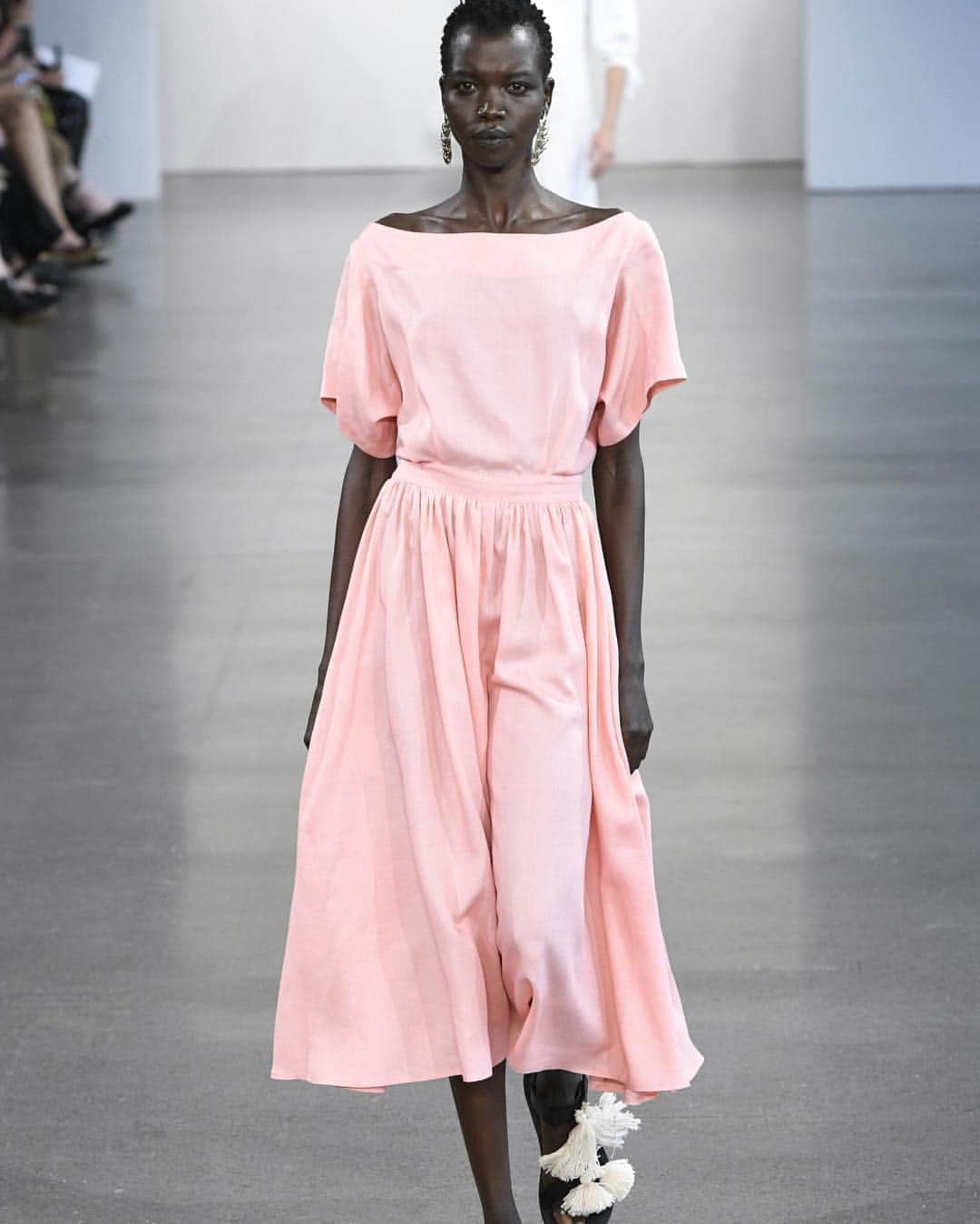 のインスタグラム：「She’s finally here...! Everyone’s favorites dress from the #SS19 #nyfw #runway in peony pink linen is now available through the 🔗 in bio #newarrivals #peonyseason #everywoman 🌸🌸🌸🌸🌸🌸🌸🌸🌸🌸🌸🌸🌸」