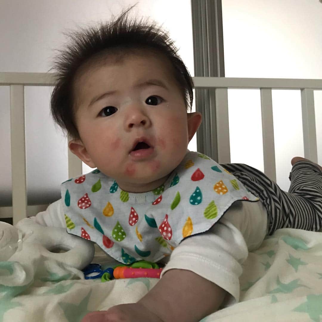sioneのインスタグラム：「令和元年。特にこれと実感はないけれど、昭和平成と生きてきて令和、次の元号も頑張って生きていたいものです。 息子はすくすく育っておりまする。寝返りコロコロ、気付いたらあさっての方向向いておる。。。w」