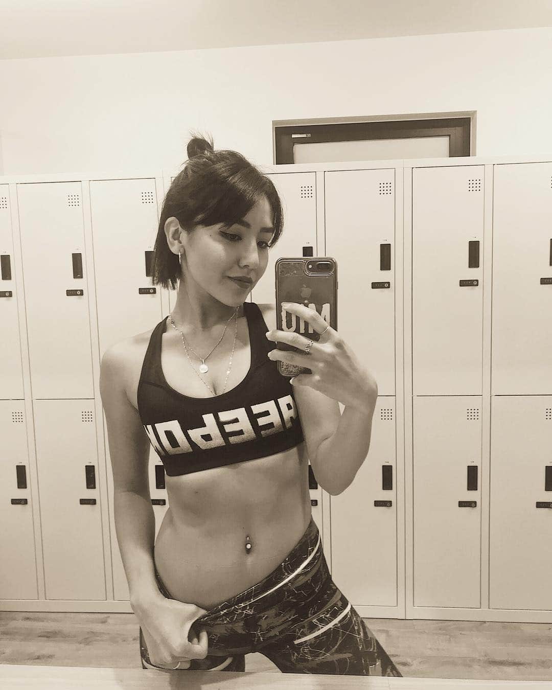 のインスタグラム：「令和1日目にトレーニング始め🏋🏾‍♀️ 少し間空いちゃってたけど、お腹前よりも引き締まってる気がする！！ 夏に近づいてるから、ここからはお菓子もなるべくやめて頑張るぞー🕺🕺🕺 私のインスタを見たことを伝えて予約すると、体験が無料なので、気になる人は是非1度体験してみてねー♡ @kitaerucftoranomon  #crossfit#kitaerucrossfittoranomon#workout#training#fitness#reebok」