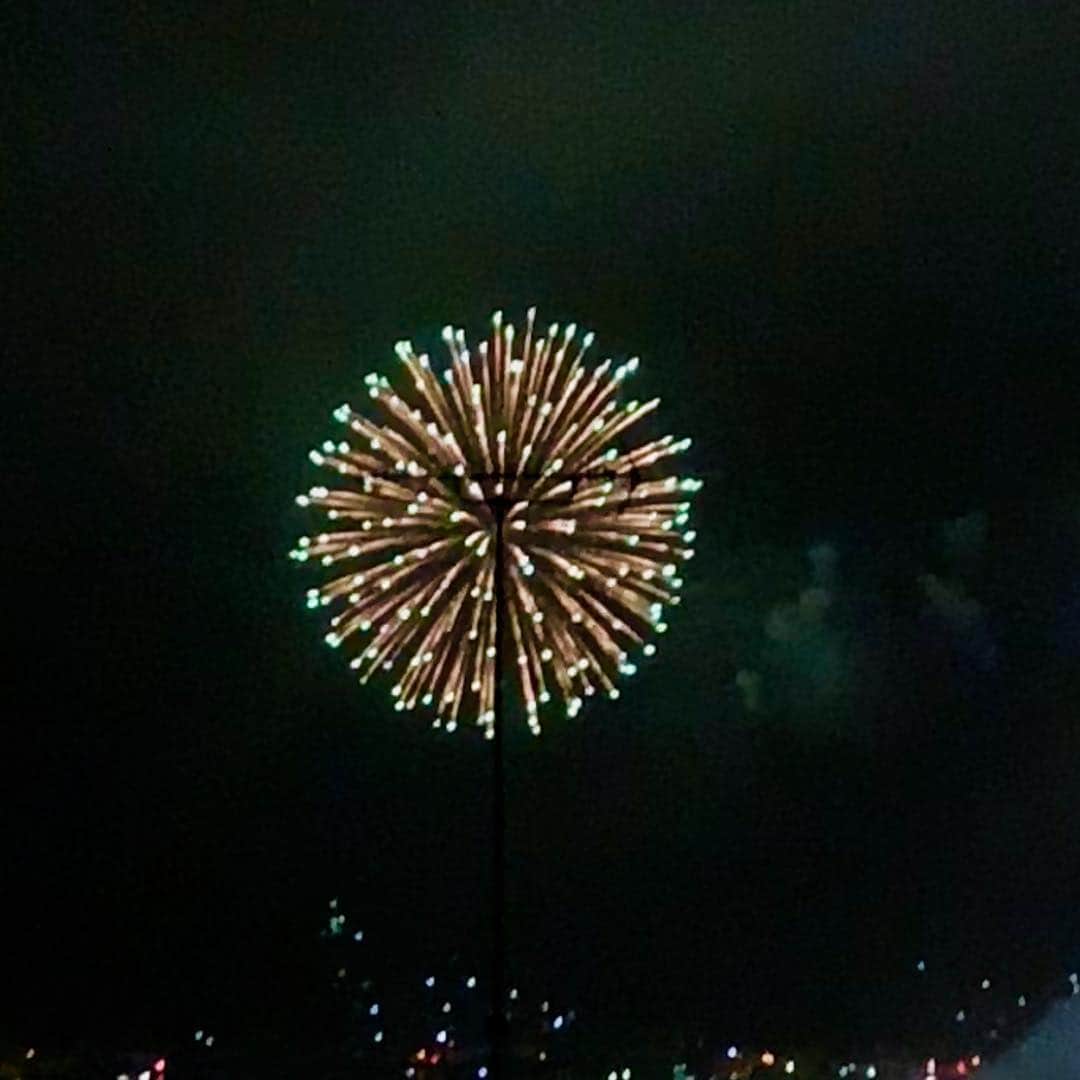 牛窪万里子さんのインスタグラム写真 - (牛窪万里子Instagram)「伊東にて令和元年を祝う花火大会！！ #伊東 #花火大会 #令和元年 #お祝い #congrdulations  #reiwa  #fireflower」5月1日 21時15分 - mariko_ushikubo