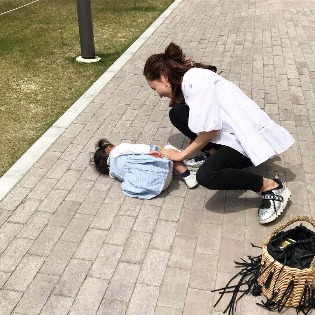 kyoco_ococさんのインスタグラム写真 - (kyoco_ococInstagram)「最近嫌なことがあるとどこでも寝転んで「No〜〜！！No!No!!!」という娘😂🤣 . イヤイヤ期到来😳💦 息子は絶対にしなかったから最初はビックリしたけど😳 寝転ばれるとさすがに笑っちゃう😂🤣💕 . #momanddaughter#mamalife#babygirl  #bordersatbalcony#acnestudios#ludlow#miumiu#next#familiar」5月1日 21時17分 - kyocoococ