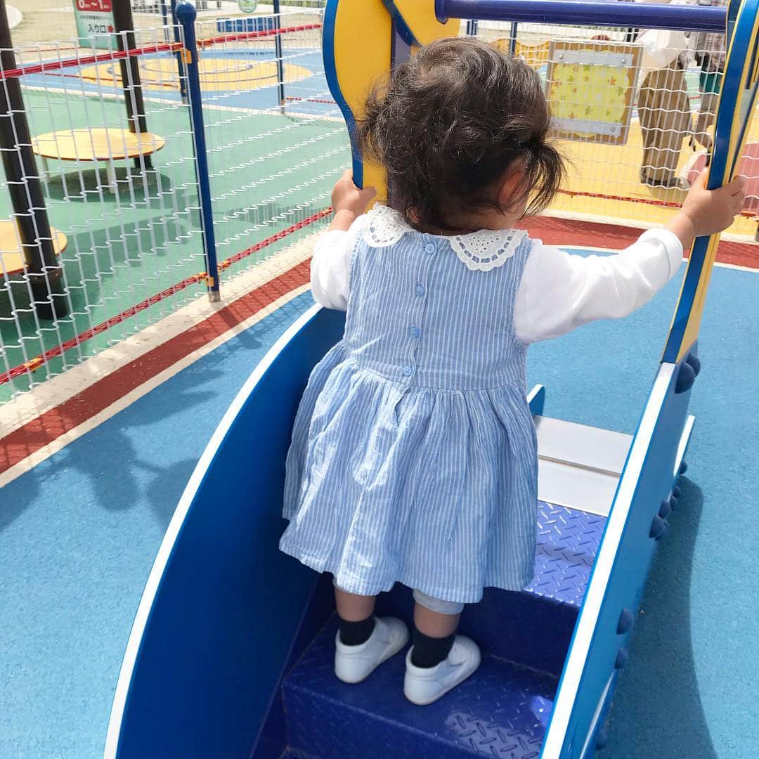 kyoco_ococさんのインスタグラム写真 - (kyoco_ococInstagram)「最近嫌なことがあるとどこでも寝転んで「No〜〜！！No!No!!!」という娘😂🤣 . イヤイヤ期到来😳💦 息子は絶対にしなかったから最初はビックリしたけど😳 寝転ばれるとさすがに笑っちゃう😂🤣💕 . #momanddaughter#mamalife#babygirl  #bordersatbalcony#acnestudios#ludlow#miumiu#next#familiar」5月1日 21時17分 - kyocoococ