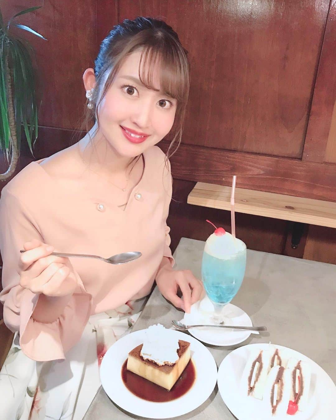 沢井里奈さんのインスタグラム写真 - (沢井里奈Instagram)「♡ . @ FM収録でした☺️💓💓 コーナー収録で今池へ🌷✨ . . ｢シヤチル｣☕️💕💕 . 雰囲気のいいお店で メニューも充実してて クリームソーダ、あんバタサンド、 シャチルのプリン(クリームのせ)、 ヘレカツサンドをチョイス😊💕💕 どれも美味しかったです🤤❤️ . . 毎週土曜日朝9時半〜 @ FM｢沢井里奈のさわやか#さわーたいむ｣ ぜひ聴いて下さい👒🌼💕💕 . #fmaichi #radio #radiko #cafe #instafood #lerevevaniller #ootd #coordinate #fashion #instafashion #instagood #instagramjapan #japanesegirl #girls #エフエム愛知 #fm愛知 #ラジオ #ラジコ #シャチル #クリームソーダ #プリン #あんバタサンド #名古屋グルメ #カフェ #今池カフェ #名古屋カフェ#カフェ巡り #さわーカフェ巡り」5月1日 21時27分 - sawairina