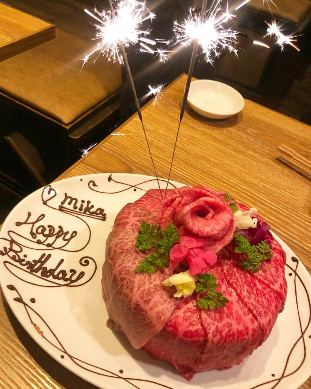 MIKAさんのインスタグラム写真 - (MIKAInstagram)「THANK YOU...❤️ 今年の誕生日は日本に居なかったのだけど平成最後に色々な所でお祝いして頂き感激でした、、、 沢山コメントやメッセージを下さった方もありがとうございました🙇🏻‍♀️💐 ありがとうと大好きが止まりません！！！ #大人の階段登る #でもまだビール半分で満足 #ちびーるがお好き #平成生まれ #４月生まれ #平成最後の誕生日 #こんにちは #令和」5月1日 21時19分 - cjd_mika