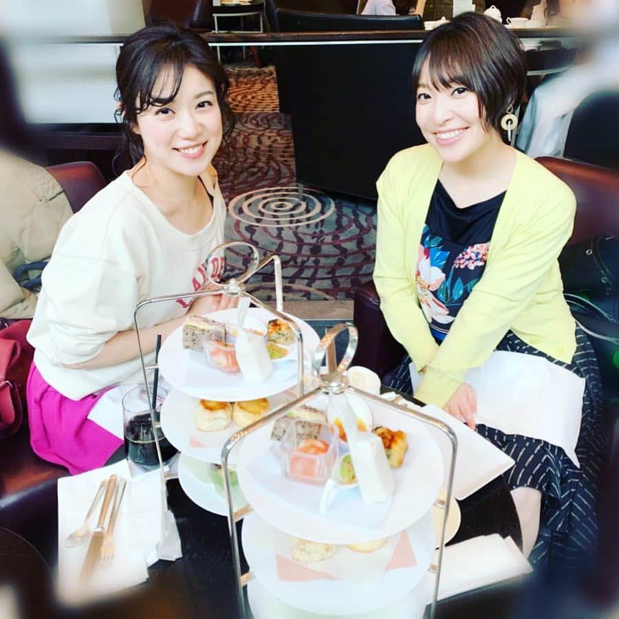 愛純もえりのインスタグラム：「令和初日✨ 新しい時代もスイーツと、いや、 ティータイムと真剣に向き合いたい❗️ という思いから、RiRiKAとアフタヌーンティーしてきました☕️ . . 面白いと可愛いだけでも凄いと思うのに、これに加えてこの方の歌ときたらもう、秒で泣ける🤣 . . 新しい時代に突入して、気持ちも新たに楽しく生きるぞー❣️新時代も宜しくですっ❤️ . . #RiRiKA #花娘  #令和初日」