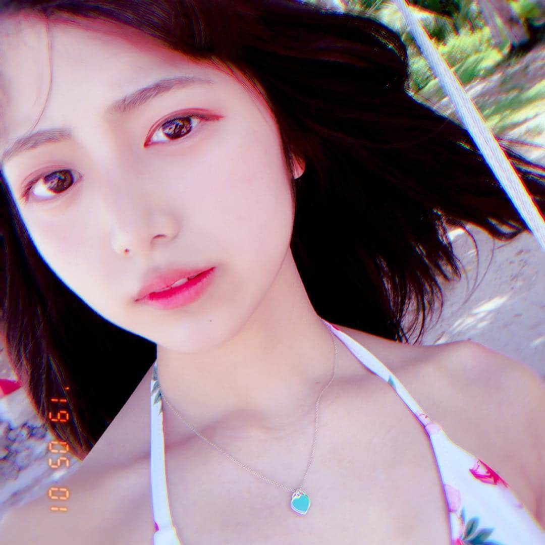 吉田莉桜さんのインスタグラム写真 - (吉田莉桜Instagram)「平成で一番思い出深い写真！ グアム島🇬🇺🇬🇺 二回もグアムに行けた！！！！ ・ ・ 一枚目は、女子高生ミスコンの修学旅行🏝 8人のファンのみんなが私達の為にクラウドファンディングを頑張ってくれて、みんなグアムに行けたね！！！すごくすっごく印象的です😖💗💗 ほんとにありがとうございました❤️ ・ ・ ・そして、2枚目と3枚目は、お仕事でグアムに行けた時の写真です！！！！ まさか、またグアムに行けると思っていなくてすごく嬉しかったし、めっちゃめちゃ楽しかった😖💗💗 ほんとにありがとうございました😍❤️ ・ ・ ・ 今度は、プライベートで友達とグアムに行きたいな！！！ そして、ほかの国にもたくさん行きたい✌️💗💗 ・ ・ ・ ・ #平成生まれです #平成ロス #firm #snowcam #snowmood」5月1日 21時22分 - yoshida_rio_official