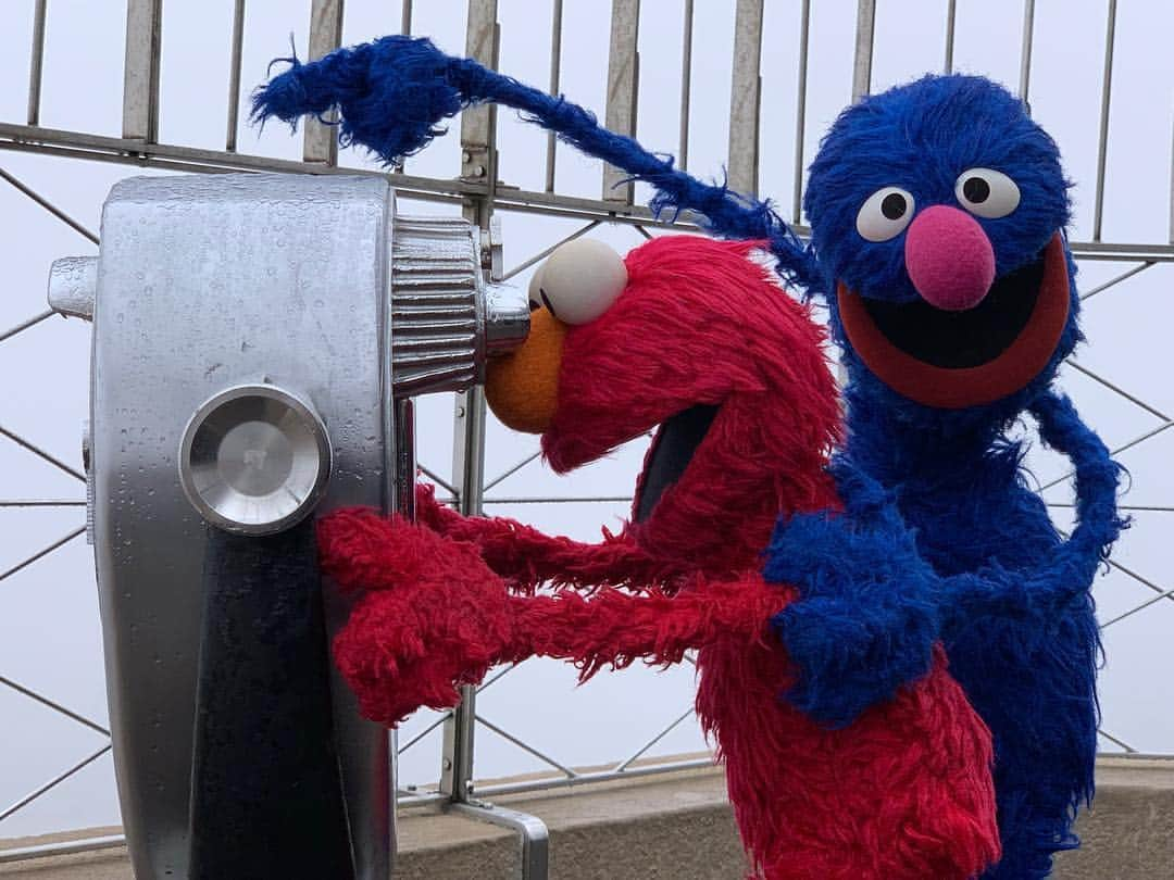 セサミストリートさんのインスタグラム写真 - (セサミストリートInstagram)「Elmo and Grover are waaaaay up at the top of the @EmpireStateBldg looking for Sesame Street! Join us today as we rename 63rd Street and Broadway “Sesame Street” in honor of our 50th anniversary! Click the link in our bio for more info.」5月1日 21時35分 - sesamestreet