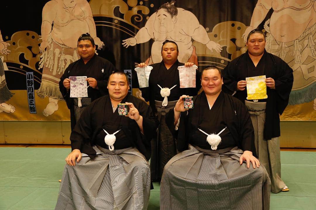 日本相撲協会さんのインスタグラム写真 - (日本相撲協会Instagram)「＜祝！令和＞新元号「令和」初日を迎え、国技館で白鵬、鶴竜をはじめ関取衆約70人が黒の紋付きはかま姿で「令和」人文字を作りました。「令和も相撲に来てね‼︎」 #sumo #相撲 #令和元年 #令和」5月1日 21時28分 - sumokyokai