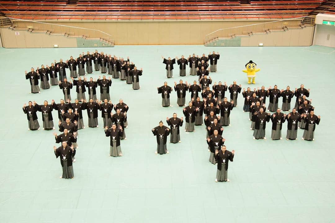 日本相撲協会さんのインスタグラム写真 - (日本相撲協会Instagram)「＜祝！令和＞新元号「令和」初日を迎え、国技館で白鵬、鶴竜をはじめ関取衆約70人が黒の紋付きはかま姿で「令和」人文字を作りました。「令和も相撲に来てね‼︎」 #sumo #相撲 #令和元年 #令和」5月1日 21時28分 - sumokyokai