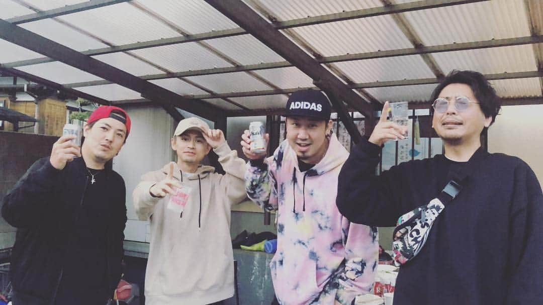 YASSさんのインスタグラム写真 - (YASSInstagram)「令和元年五月一日。 今日は5/22発売ニューアルバム「CREWSING X」収録で初のフューチャリング曲「FUKUOKA CITY」客演の2人と愉快な仲間たちと我が家の車庫でバーべキュー！ バリ楽しみしとってください！ #ビーグルクルー #freak福岡 #中垣悟 #bea凸crew #kmc」5月1日 21時29分 - beaglecrewyass