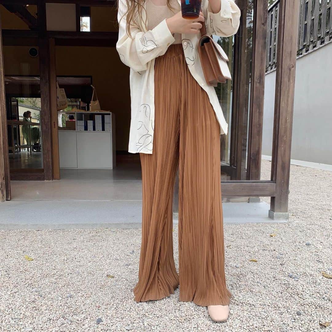 saanaaeのインスタグラム：「もう今の時期からは もっぱらコールドブリュー💭 さっぱりがすき🥰  NUEmade𓂃𓂂 new crêpe PT 新色のbrownがようやく私の手元にもやってきた❤︎ ワイド幅や落ち感、 何度も修正して出来上がった一品✍🏻✨ シルエット完璧なんだよお🥺💕 (そのうえウエストゴムで楽ちん!  #NUEbyas」