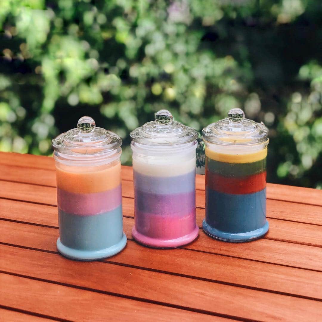 岩崎志保のインスタグラム：「How to make Candles🕯by @ciquitina ❤️ 教えてもらってみんなでキャンドル作り！ 好きな香りのオイル入れて色も自分で作って楽しかったし何より何も考えず没頭できたのがよかった◎ 作り方教わったし時間あるときにまた作ってみよっと！」