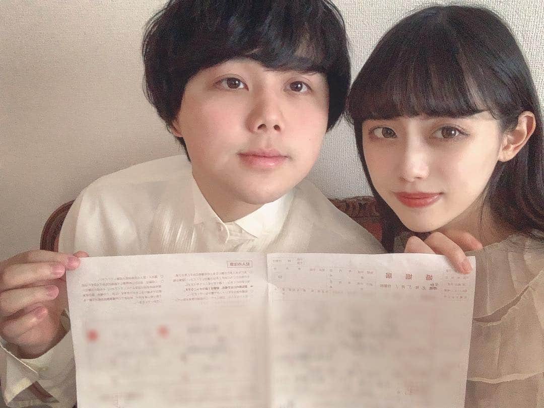 酒元麻衣（まいへー）のインスタグラム：「入籍しました❤︎❤︎❤︎ 大好きなぽんちゃんとついに同じ苗字に❤︎❤︎ ひ~~😳😳😳 令和婚というやつです🕊 式は９月の予定です😍 これからもこんな2人を よろしくお願い致します❤︎ #令和婚#婚姻届#8年4ヶ月」