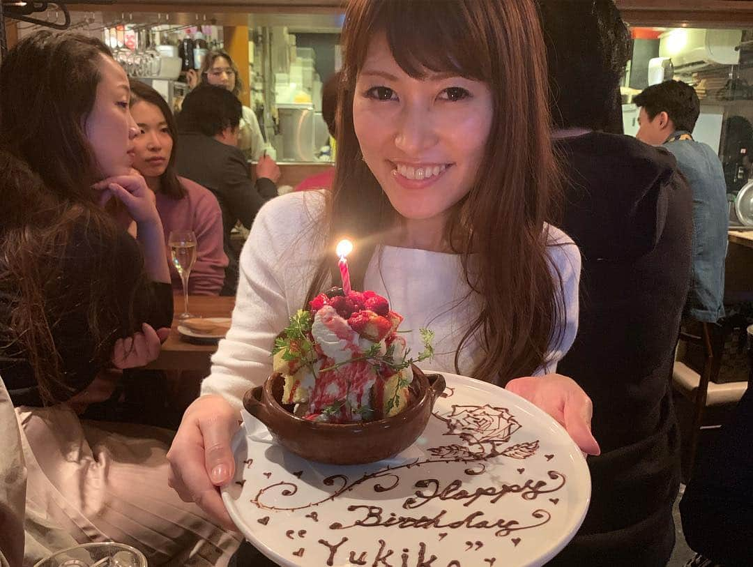 奥山絵里奈さんのインスタグラム写真 - (奥山絵里奈Instagram)「先日毎年恒例の#コバースデー 🎂でした💕 年々綺麗になってるコバ✨肌が光を放っていた🤩羨ましい！ 本当におめでとう✨素敵な年になりますように😍  #神泉 にある#かしわビストロバンバン にて！ リーズナブルで何を食べてもどれも美味しい〜🥺 最高でした♫  コバースデーでは#巨乳 になるためにはという話題が9割占めていた笑 悩める#貧乳 達の集いでした🐏1人を除き笑 何か#巨乳 になる情報をお持ちの方はコメントにてお願いします←切実笑  #育乳 #微乳 #鎧 #誕生日会 #美魔女 #大学同級生 #神泉バー #神泉グルメ #女子会 #女子飲み #美容大好き #美容好き #バストアップ」5月1日 21時33分 - erinaokuyama