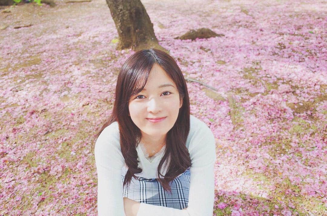 真原彩さんのインスタグラム写真 - (真原彩Instagram)「﻿ ﻿ ﻿  #桜の絨毯 🌸 ﻿ ﻿ ﻿ゆきのたん(@sayaka_yukino)に ﻿新宿御苑に桜の絨毯ができていると聞き、 駆けつけました！🏃‍♀️ ちょっと遅かったのかな？ ゆきのたんの時より 綺麗になってました！笑 ﻿ ﻿ ﻿ ﻿ ﻿ ﻿ ﻿ ﻿ ﻿ ﻿  #新宿御苑 #作品撮り  #被写体 #写真好きな人と繋がりたい  #jpn  #impression_shots  #japanesemodel  #その瞬間に物語を  #jp_portrait部  #お写んぽ  #カメラ好き  #jp_mood  #ポートレート撮影  #ポートレート部  #ポートレートモデル #ポートレート女子 #daily_photo_jpn  #カメラのある生活  #portraitofjapan  #東京カメラ部  #hueart_life #smile_jp  #photogram_archive  #pt_life_  #japan_portrait_club  #デジタルでフィルムを再現したい  #ポトレ  #일본인  #팔로우」5月1日 21時44分 - sanahara_aya
