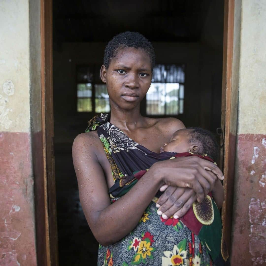 unicefさんのインスタグラム写真 - (unicefInstagram)「Carloto Rosario and her baby Nunesh, live in Pemba. Everything the family owned was washed away by floods in the aftermath of #CycloneKenneth - the second tropical storm to hit Mozambique in as many months. We are on the ground supporting affected families. © UNICEF/UN0306033/De Wet」5月1日 21時45分 - unicef