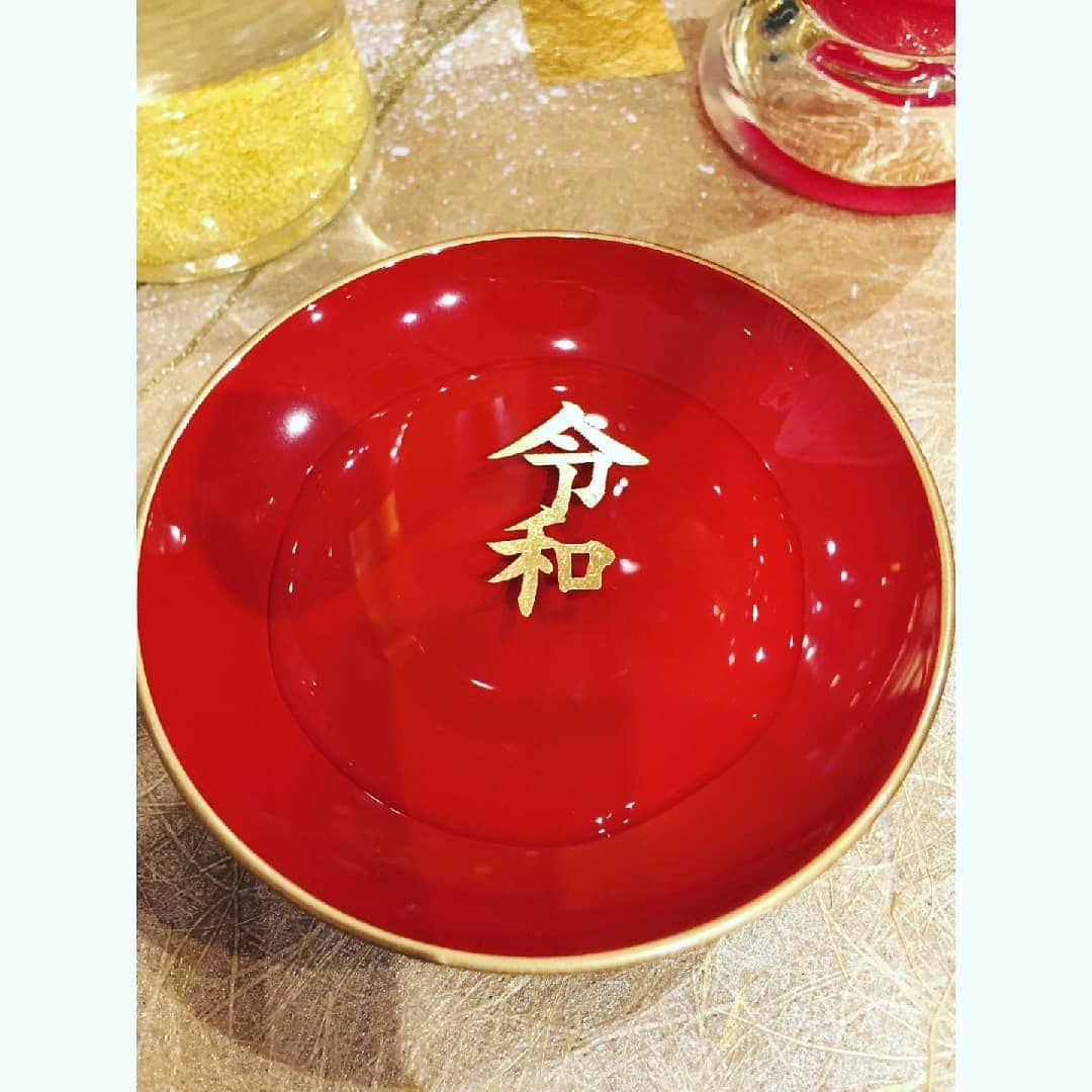 飯田嘉太さんのインスタグラム写真 - (飯田嘉太Instagram)「令和初日の石川さんLive News it!  生中継を担当しました‼️ 場所はひがし茶屋街にある箔一 東山店☺  金箔で有名なお店ですが、 令和に因んだ商品をご紹介しました🎵  お酒などに浮かべる食用金箔は売り切れ寸前😨 店舗によっては初日に 全部無くなってしまった所も💧  また、①万本限定の令和金箔ソフトも 残り僅かという人気ぶりです🎊  金箔シール体験も出来ますので 気になる方は是非チェックしてみて下さい👏  お店も⑥時までの予定でしたが… 中継があった⑥時半を過ぎても 多くのお客さんが訪れていました😲  お忙しい中、箔一さん、そして 鈴置さんありがとうございました‼️ #令和 #令和初日 #新時代 #新元号 #石川さん #livenewsit #生中継 #正装で #タキシード #色んな人に写真撮られました #石川テレビアピールしました #石川県 #金沢市 #東山 #ひがし茶屋街 #箔一 #金箔 #あぶらとり紙 #食用金箔 #お土産にどうぞ #金箔ソフト #自撮り下手 #カメラマンも掲げる令和 #見ていた知人も写真を送ってくれました #石川テレビ #アナウンサー #announcer #飯田嘉太」5月1日 21時42分 - kabuto_iida