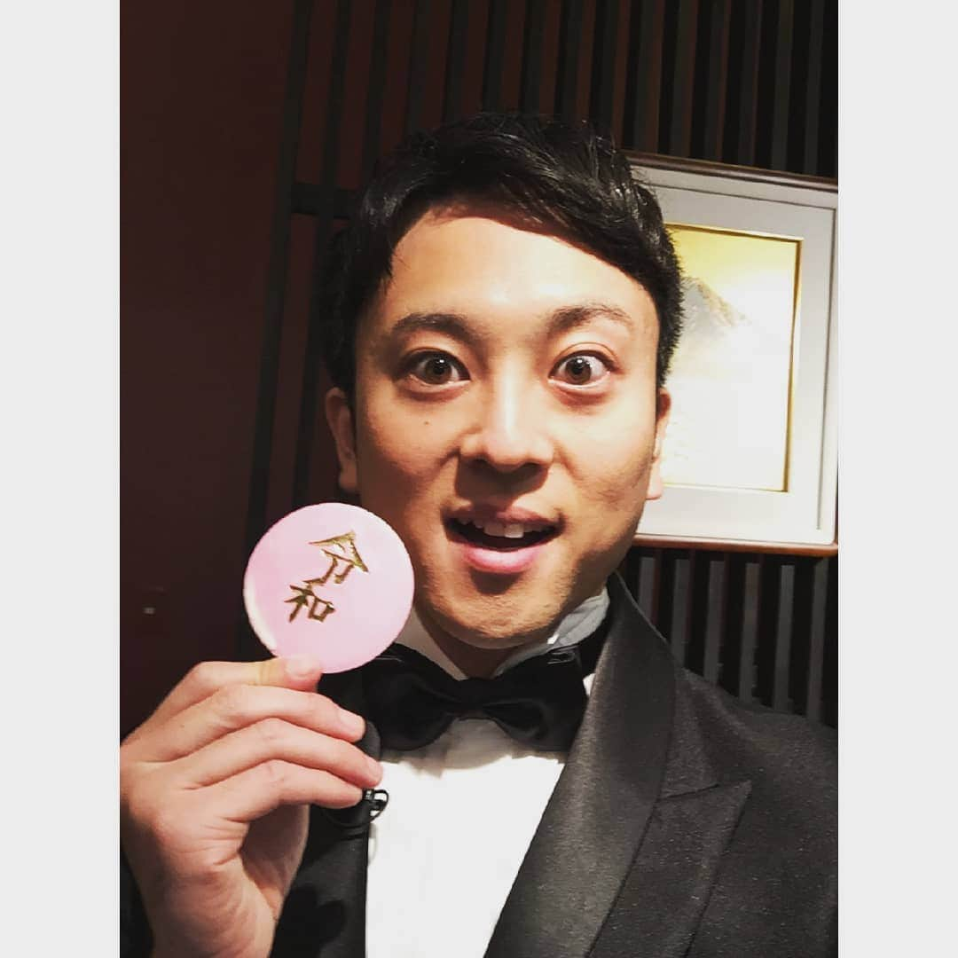 飯田嘉太さんのインスタグラム写真 - (飯田嘉太Instagram)「令和初日の石川さんLive News it!  生中継を担当しました‼️ 場所はひがし茶屋街にある箔一 東山店☺  金箔で有名なお店ですが、 令和に因んだ商品をご紹介しました🎵  お酒などに浮かべる食用金箔は売り切れ寸前😨 店舗によっては初日に 全部無くなってしまった所も💧  また、①万本限定の令和金箔ソフトも 残り僅かという人気ぶりです🎊  金箔シール体験も出来ますので 気になる方は是非チェックしてみて下さい👏  お店も⑥時までの予定でしたが… 中継があった⑥時半を過ぎても 多くのお客さんが訪れていました😲  お忙しい中、箔一さん、そして 鈴置さんありがとうございました‼️ #令和 #令和初日 #新時代 #新元号 #石川さん #livenewsit #生中継 #正装で #タキシード #色んな人に写真撮られました #石川テレビアピールしました #石川県 #金沢市 #東山 #ひがし茶屋街 #箔一 #金箔 #あぶらとり紙 #食用金箔 #お土産にどうぞ #金箔ソフト #自撮り下手 #カメラマンも掲げる令和 #見ていた知人も写真を送ってくれました #石川テレビ #アナウンサー #announcer #飯田嘉太」5月1日 21時42分 - kabuto_iida