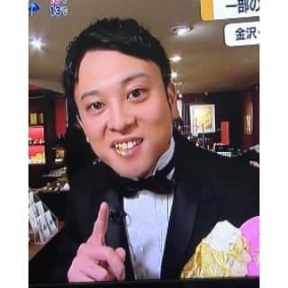 飯田嘉太さんのインスタグラム写真 - (飯田嘉太Instagram)「令和初日の石川さんLive News it!  生中継を担当しました‼️ 場所はひがし茶屋街にある箔一 東山店☺  金箔で有名なお店ですが、 令和に因んだ商品をご紹介しました🎵  お酒などに浮かべる食用金箔は売り切れ寸前😨 店舗によっては初日に 全部無くなってしまった所も💧  また、①万本限定の令和金箔ソフトも 残り僅かという人気ぶりです🎊  金箔シール体験も出来ますので 気になる方は是非チェックしてみて下さい👏  お店も⑥時までの予定でしたが… 中継があった⑥時半を過ぎても 多くのお客さんが訪れていました😲  お忙しい中、箔一さん、そして 鈴置さんありがとうございました‼️ #令和 #令和初日 #新時代 #新元号 #石川さん #livenewsit #生中継 #正装で #タキシード #色んな人に写真撮られました #石川テレビアピールしました #石川県 #金沢市 #東山 #ひがし茶屋街 #箔一 #金箔 #あぶらとり紙 #食用金箔 #お土産にどうぞ #金箔ソフト #自撮り下手 #カメラマンも掲げる令和 #見ていた知人も写真を送ってくれました #石川テレビ #アナウンサー #announcer #飯田嘉太」5月1日 21時42分 - kabuto_iida