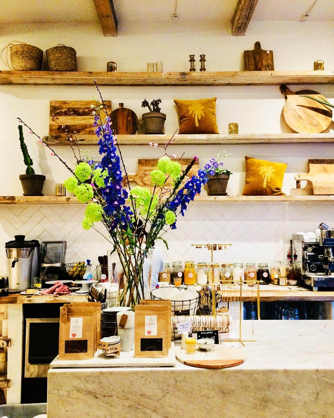 小栗左多里のインスタグラム：「オランダのオシャレな 雑貨屋さん&カフェ。さわやかー。 #オランダ#アムステルダム#海外#旅行#海外旅行#オシャレ#カフェ#レストラン#雑貨屋さん#雑貨#コーヒー#国際結婚#漫画家#ヨーロッパ#インテリア#デザイン#インテリアデザイン#インテリアショップ#植物#花のある風景#家具#観光#かっこいい#素敵 #holland#amsterdam#cafe#interior#design#interiordesign」