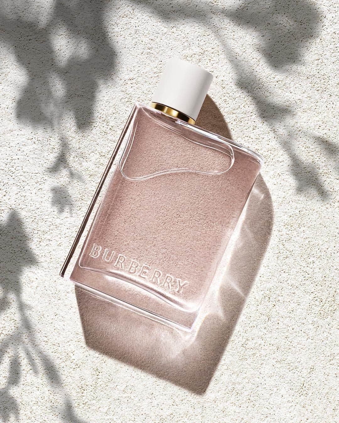 Burberryさんのインスタグラム写真 - (BurberryInstagram)「Bright and blossoming . Introducing Her Blossom, a new #Burberry fragrance inspired by springtime in London. A walk through sunshine-soaked city parks and down petal-covered paths . #BurberryBeauty #BurberryHerBlossom #BurberryHer」5月1日 21時48分 - burberry