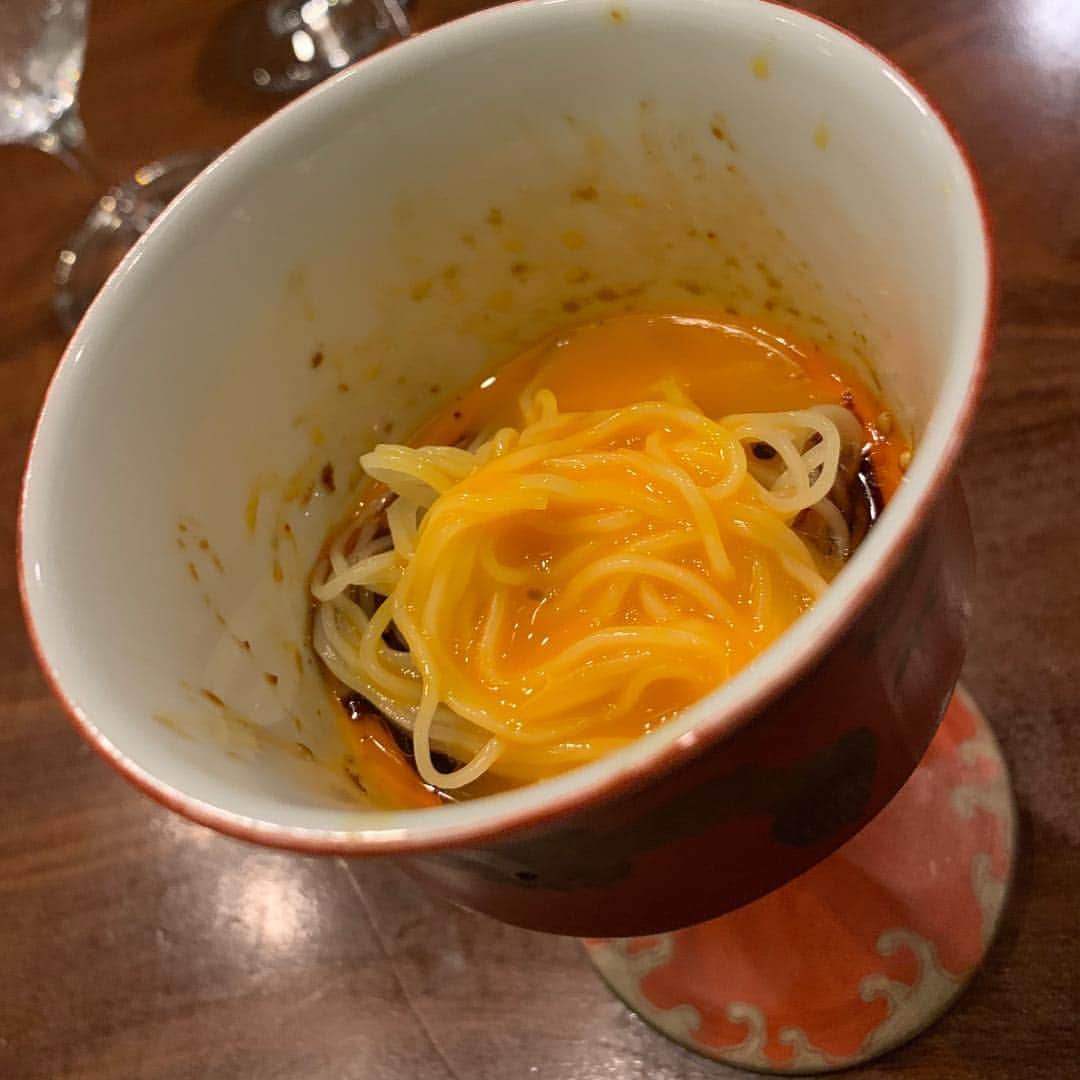 夏木マリさんのインスタグラム写真 - (夏木マリInstagram)「お酒もお水もマリアージュ🍜 続きます、、、 #山本雅氏  #delicious #Chinese」5月1日 21時48分 - mari_natsuki