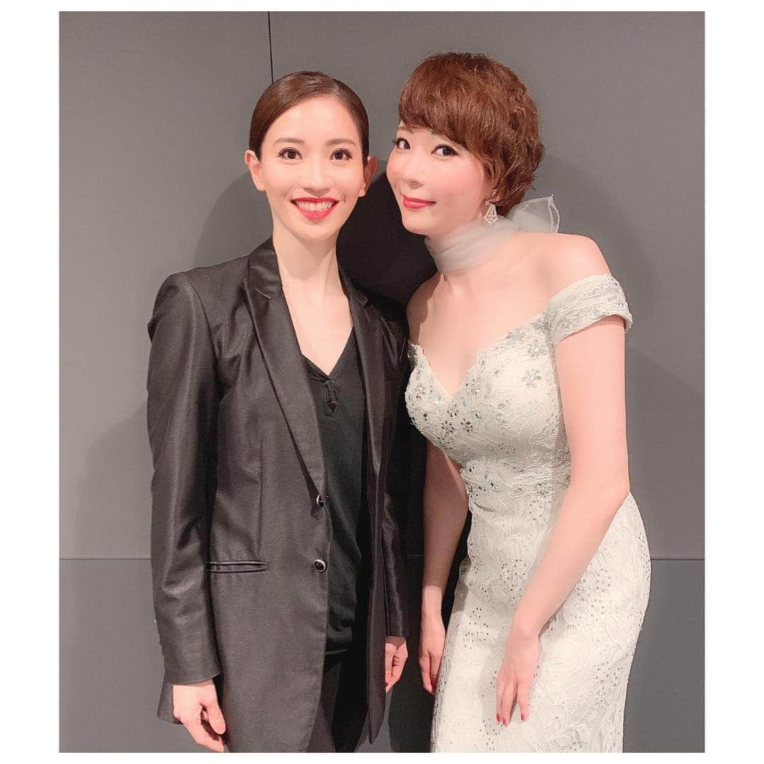 扇けいさんのインスタグラム写真 - (扇けいInstagram)「レビュー ニッポン・モダンタイムス✨ 無事に全公演終えることが出来ました！！ 平成最後の日そして令和最初の日に舞台に立てるというのは本当に幸せなことだなと…改めて感じる大切な時間となりました。 お越し下さった皆さま！ 本当にありがとうございました☺️💓 写真は同じ楽屋で一緒にいっぱいお話ししていっぱい笑ってくれたまゆさん(真波そらさん)❤ 大好きだー！！ 他にも沢山の方とお写真撮ったので少しずつ載せていきますねー😊❣️ #レビューニッポンモダンタイムス  #イイノホール #真波そら さん❤ #扇けい #令和初日 #令和元年初日」5月1日 21時48分 - kei.ohgi