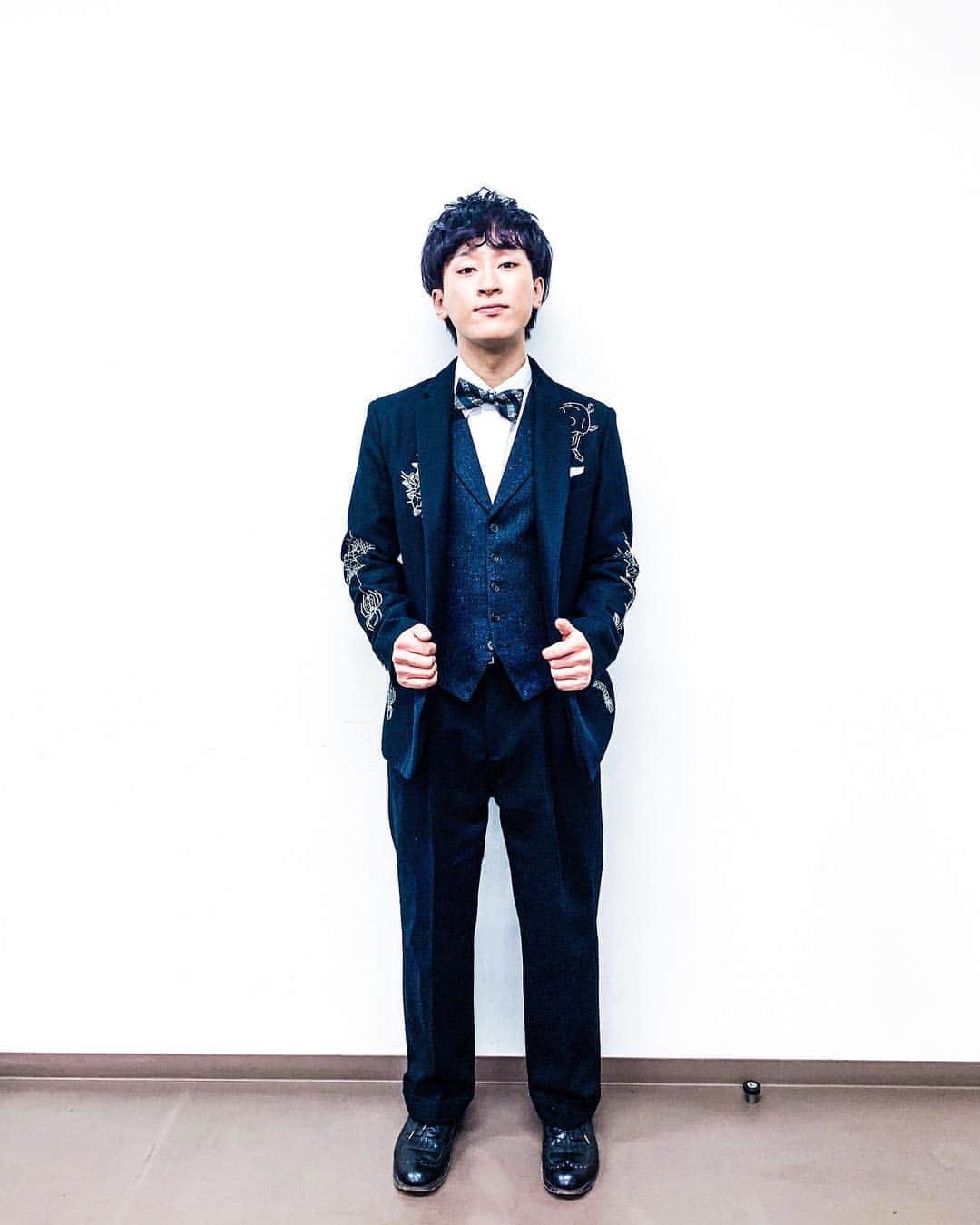としみつのインスタグラム：「令和元日、NKR歌謡祭、ありがとうございました！！！ 素敵な音楽イベントだったね。  1枚目は2部の衣装！ 昌吾くんイケてるスタイリング本当にありがとう！！ 2枚目の1部の衣装は撮り忘れて家で撮ったやつです！笑  #NKR歌謡祭 #令和」