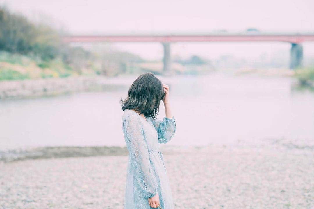 自見彩のインスタグラム：「研修も終わり5月からお仕事です♡  今まで沢山の人に支えてもらって すごく幸せだった分、 今度は私が支えてあげたくて、 セラピストの道を選びました◎  日々の仕事で 疲れてしまってる方達を 癒してあげられるように頑張ります♡ . 👗女の子のための 小顔矯正の施術もできるので 気になる人は是非ご連絡して下さい♡  #セラピスト #ヨガ #マッサージ #タイ古式マッサージ #小顔 #小顔矯正」