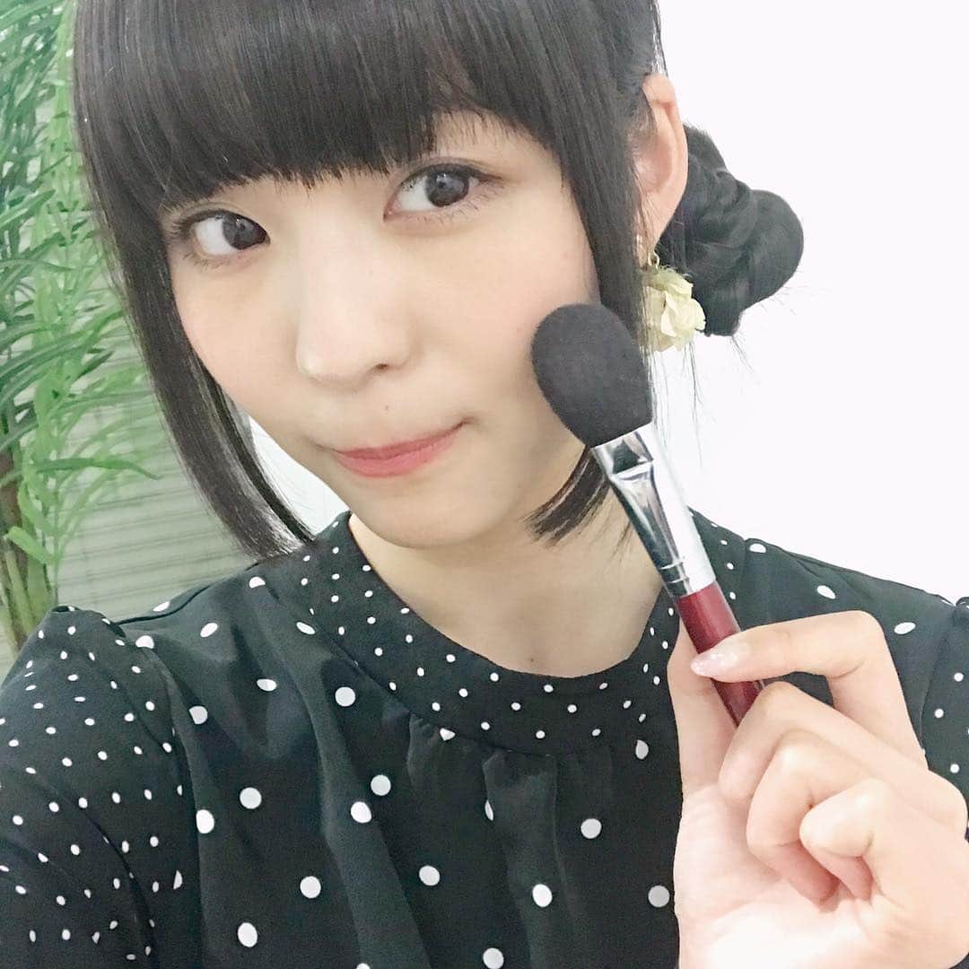 寺嶋由芙さんのインスタグラム写真 - (寺嶋由芙Instagram)「平成最後の贅沢に、気になってたチークを買ったのです(ﾟωﾟ)すごーくかわいい色！ ・ せっかくのおしゃれコスメだから、鏡に写 りこむアンニュイな私、みたいなしゃれた構図で撮ろうとしたのに、おもしろコラ画像みたいになったのどうしてなの(ﾟωﾟ) ・ #lauramercier #ローラメルシェ #ブラッシュカラーインフュージョン #ストロベリー #チーク #コスメ #コスメ好きさんと繋がりたい #メイク #メイク道具 #寺嶋由芙のきれいになるつもり #japaneseidol #idol」5月1日 21時50分 - yufu_terashima