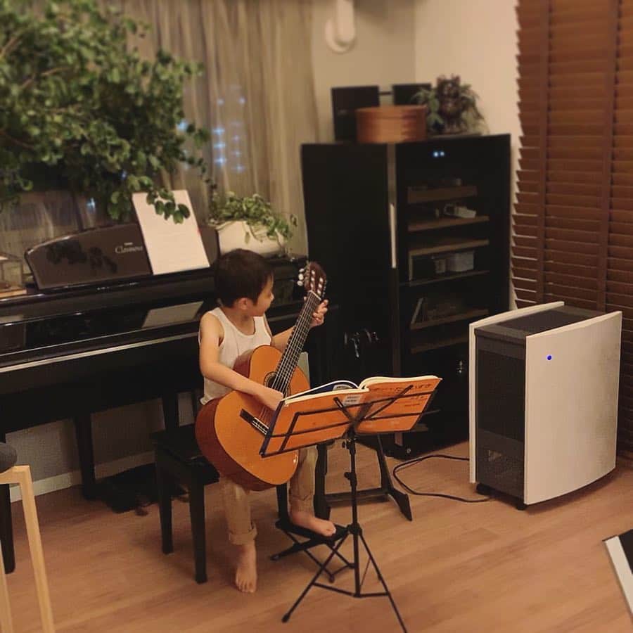 松見早枝子さんのインスタグラム写真 - (松見早枝子Instagram)「いよいよ今日から令和ですね*\(^o^)/* ▫︎ 昨日の平成最後の日は、ささやかに母のバースデーパーティーをして、家族でゆっくり過ごしました。 ▫︎ アットホームな雰囲気を好む母だから、 お花は実家の庭のクリスマスローズを。 ▫︎ 毎年父が注文する大西ハーブ農園のハーブ&生ハムのサラダは、母の大のお気に入り(^^) ▫︎ あとは、竹の子をキッシュと、 メイン料理はやわらかな春キャベツでさっぱりめの和風ロールキャベツにしました(^^) ▫︎ 肉だねは、牛&豚&鶏ひき肉をすりおろしたれんこんだけで繋いで。 スープは昆布、どんこ、あさり、トマトをだしに、醤油と塩で味付けして和風コンソメ風に♪ ▫︎ 喜んでくれて良かった…=(^.^)= ▫︎ 息子がお祝いにギター演奏を。 暑かったらしくシャツ一枚スタイル(^◇^;) ▫︎ 一番嬉しかったのは、母のとびきりの笑顔が見られた事！！ 平凡な幸せがやけに身に染みる歳ごろ…(笑) ▫︎ ▫︎ 皆さま、令和の時代も何卒よろしくお願いいたしますm(_ _)m ▫︎ ▫︎ #平成最後の日 #母のバースデー #バースデーパーティー #大西ハーブ農園 #ハーブサラダ #キッシュ #ロールキャベツ #タツヤササキ #粮理家 #ウェルネスフードスタイリスト #松見早枝子 #wellnessfoodstylist #saekomatsumi」5月1日 21時52分 - saekomatsumi