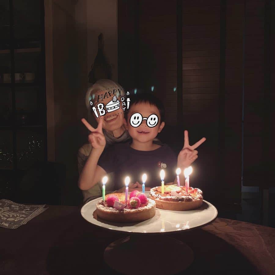 松見早枝子さんのインスタグラム写真 - (松見早枝子Instagram)「いよいよ今日から令和ですね*\(^o^)/* ▫︎ 昨日の平成最後の日は、ささやかに母のバースデーパーティーをして、家族でゆっくり過ごしました。 ▫︎ アットホームな雰囲気を好む母だから、 お花は実家の庭のクリスマスローズを。 ▫︎ 毎年父が注文する大西ハーブ農園のハーブ&生ハムのサラダは、母の大のお気に入り(^^) ▫︎ あとは、竹の子をキッシュと、 メイン料理はやわらかな春キャベツでさっぱりめの和風ロールキャベツにしました(^^) ▫︎ 肉だねは、牛&豚&鶏ひき肉をすりおろしたれんこんだけで繋いで。 スープは昆布、どんこ、あさり、トマトをだしに、醤油と塩で味付けして和風コンソメ風に♪ ▫︎ 喜んでくれて良かった…=(^.^)= ▫︎ 息子がお祝いにギター演奏を。 暑かったらしくシャツ一枚スタイル(^◇^;) ▫︎ 一番嬉しかったのは、母のとびきりの笑顔が見られた事！！ 平凡な幸せがやけに身に染みる歳ごろ…(笑) ▫︎ ▫︎ 皆さま、令和の時代も何卒よろしくお願いいたしますm(_ _)m ▫︎ ▫︎ #平成最後の日 #母のバースデー #バースデーパーティー #大西ハーブ農園 #ハーブサラダ #キッシュ #ロールキャベツ #タツヤササキ #粮理家 #ウェルネスフードスタイリスト #松見早枝子 #wellnessfoodstylist #saekomatsumi」5月1日 21時52分 - saekomatsumi