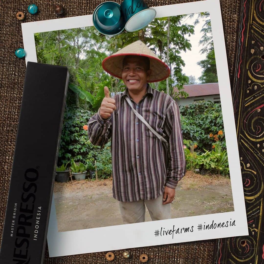 Nespressoさんのインスタグラム写真 - (NespressoInstagram)「When was the last time you smiled this much as you headed off to work? Pak Mahmudi and his family welcome you to their farm in today’s story. Check it out to discover how much of a good team they are, turning coffee cherries into your favorite Master Origin Indonesia.  #Nespresso #LiveFarms #Farmers #Indonesia #Coffee #TheChoicesWeMake #AAAprogram #Sustainability #MasterOrigin」5月1日 22時00分 - nespresso
