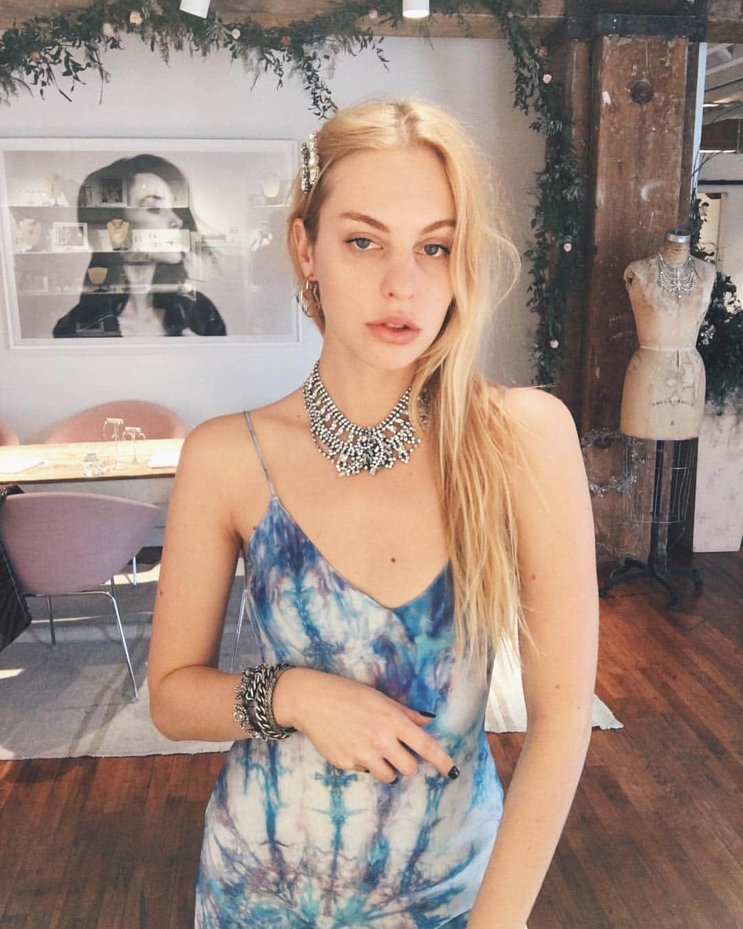 ダニジョーのインスタグラム：「Our kind of mid-week blues 💙 Tie dye slip is coming soon! #tiedye」