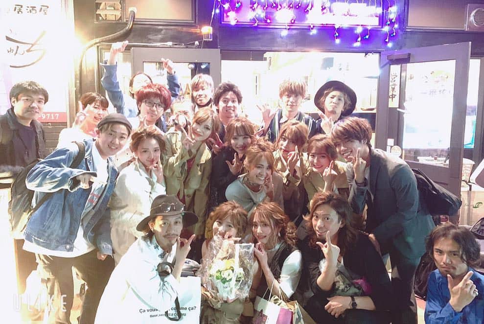 堀井大輔さんのインスタグラム写真 - (堀井大輔Instagram)「・ ・ 令和一発目のデータは 【サロ☆フェス】に✨ ・ 言葉にするのに すっごく時間がかかりました。 #jets👣 主催の平成最後のビックイベント。 前から思い描いていたイベントを。 jets👣のメンバー @miyu.61  @128yukinco  @katayama.satoshi  はじめ、沢山の仲間達が叶えてくれました。 ・ 今まで出会ってきた美容師仲間。 撮影でお世話になったサロンモデル。 @francbear.tossy さんが繋げてくれた、 エアリーの片柳さんがスプレーを。 @ichaaako が繋げてくれた @dress2style_shop が ウェディングドレスを。 @maaarina0806 が @lui_brand さんを。 ・ いろんな出会いが 想像を超えた大イベントになりました。 ただ、連絡等で 不備があり、当日参加できなかった参加者様、 本当に申し訳ございませんでした🙇‍♂️ ・ ・ 今回、声をかけた仲間達が 純粋に協力してくださり 本当に嬉しかったです。 ・ なんでこんなことをやったのか？ ではなく、 なんでこんなことを誰もやらなかったのか？ 実現が難しいのもありますし 想像以上の大変さでした。 でも、今の時代 SNS等で同じ職業の方以外と会う機会ほとんどなく フォロワー様になにかできないかなって いつも考えていて。 うちらに得があるとかではなく、 日頃の感謝、 フォロワー様の声を直に伝えれる場を作りくて。 サロフェス終わった今でも DM、ストーリー等 嬉しいお言葉たくさん頂いてます。 めちゃくちゃ楽しかったサロフェス✨ めちゃくちゃ大変だったサロフェス。 フォロワー様の声を当日 参加者様にヘアアレンジしている最中聞きました。 そしたら めちゃくちゃ楽しかった！ こんなイベント開いてくれて ありがとうございますって言葉。 言葉で表わせないぐらい嬉しかったです。 参加者様を楽しませるのではなく うちら出演者がまず楽しむこと。 これが大事で、 うちらが楽しむことで 参加者様も楽しんでくれるって思ってました。 本当に出演者、参加者 全員が【楽しむ】を共有できたサロフェスだったかなと。 ・ 今回、参加してくださった皆様 本当にありがとうございました🙇‍♂️ ・ そして @miyu.61  @128yukinco  @katayama.satoshi  この3人がいなければ実現できなかった。 この4人誰がかけても ここまでのことできなかったとおもう。 この3人の出会いが 自分自身を大きく成長させてもらってます。 感謝しかない。 これからもこの4人が いろんな人を巻き込んで 新しいこと挑戦していきたいって思います☺️ ・ これからデータたくさん載せていきます🙏 お付き合いお願いします🥺🙏 ・ ・ https://airy-hairmake.com ↑↑↑ 協賛してくださったエアリースプレー ・ #タグ付け20人までなので次回の投稿にまた貼りますね🙏 #jets👣 #サロフェス #クラウンヘアー #平成最後  #名古屋 #サロモ #一期一会 #出会い #感謝 #大好きな人  #美容師 #ヘアアレンジ #ヘアセット #ブライダルヘア」5月1日 22時01分 - daisuke_5511
