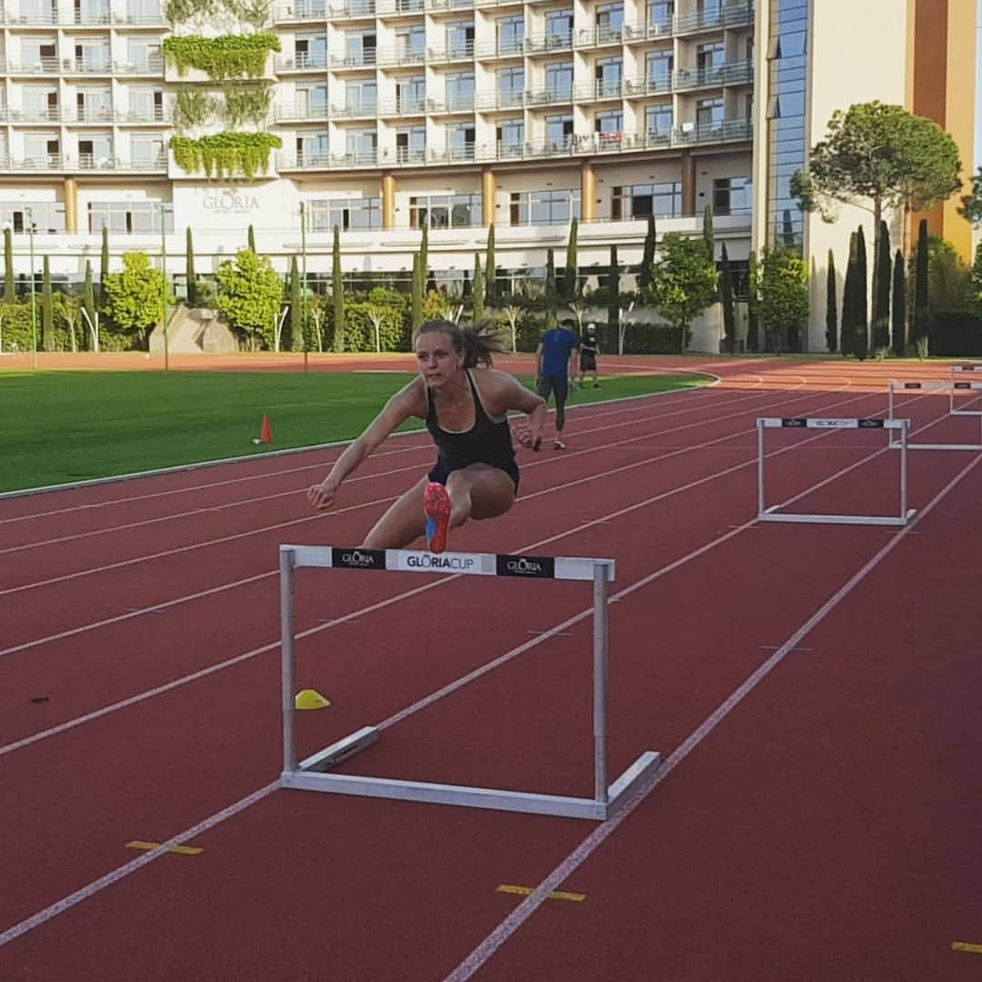 メッテ・グラスゴワールさんのインスタグラム写真 - (メッテ・グラスゴワールInstagram)「First session in Turkey - relay-training and hurdles 🚧🏃🏼‍♀️ #trainingcamp #sprint #hurdles #relay #running #runrunrun #runfast #turkey #roadtojapan #worldsrelay」5月1日 22時05分 - mette_graversgaard