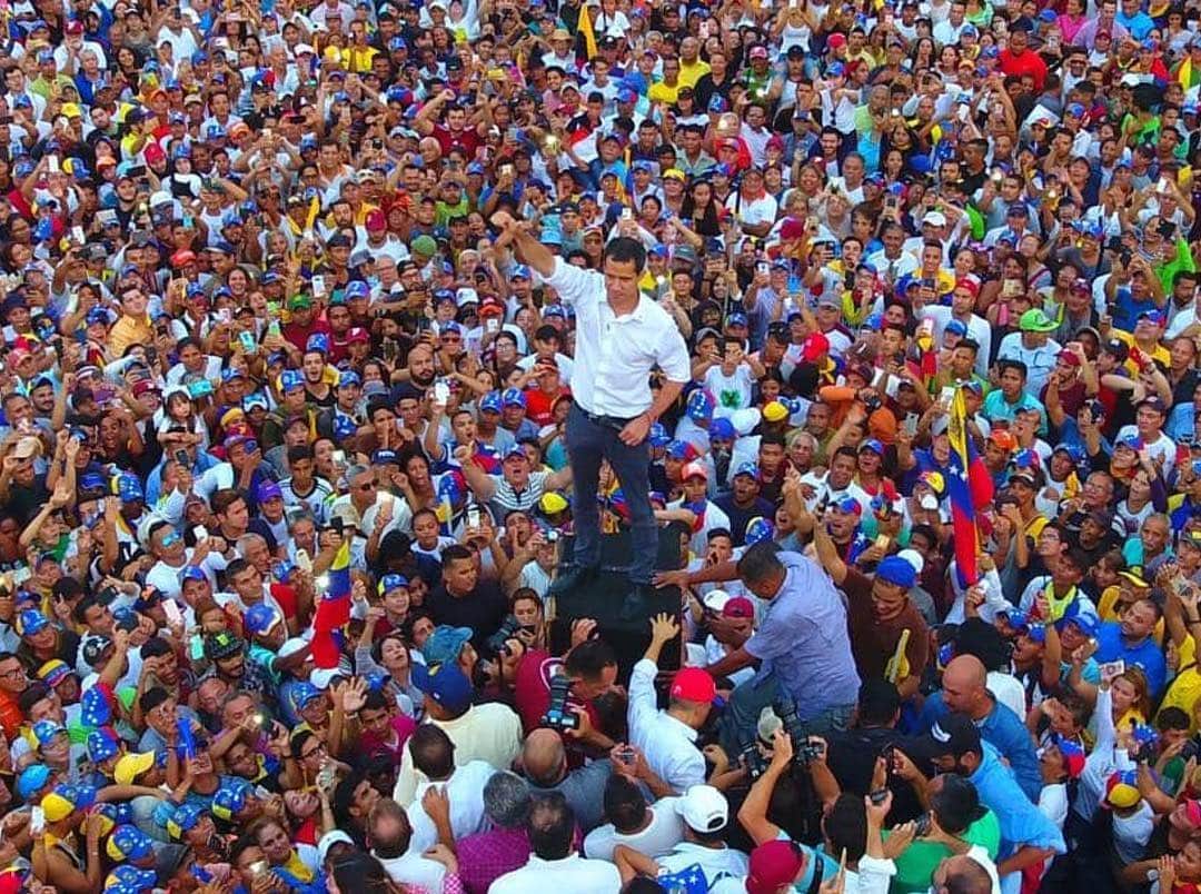 Erika De La Vegaさんのインスタグラム写真 - (Erika De La VegaInstagram)「Más fuertes y unidos que nunca.  Cada vez menos para salir de la tiranía. Arriba @jguaido Vamos Venezuela libre 🇻🇪」5月1日 22時07分 - erikadlvoficial