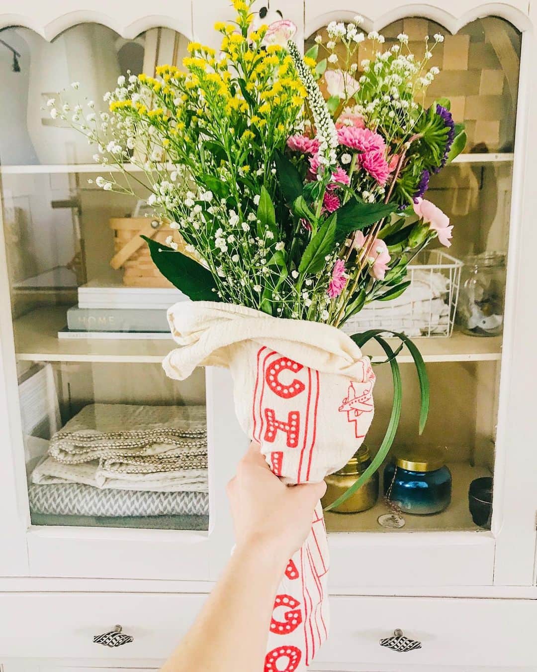 マップトートさんのインスタグラム写真 - (マップトートInstagram)「Mother's Day is coming up and we love this idea of wrapping a bouquet in one of our tea towels! It's an #ecofriendly alternative to gift wrap and totally adorable! Shout out to @_jaceycaldwell for this shot . . . . . ##maptote #madeinusa #madeinbrooklyn #mothersday #mothersdaygiftguide #mama #bouquet #ecofriendly」5月1日 22時07分 - maptote