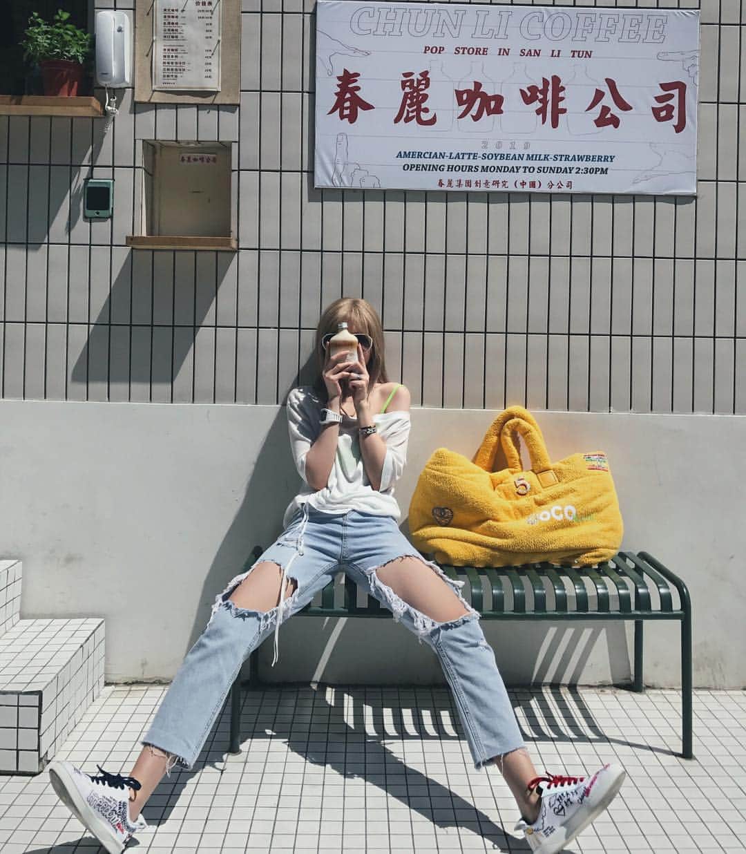 Grace Chowのインスタグラム：「我媽說這包你真的會背出去？為了證明我真的會 我今天就背出去了」