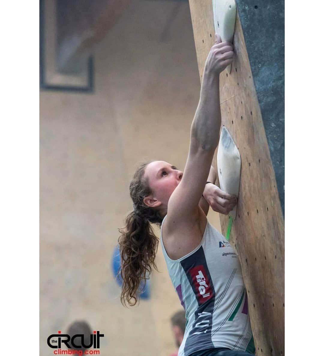 ハンナ・シューベルトのインスタグラム：「Actually I had planned to compete at the European open in Innsbruck this weekend but I've been struggling with a small injury on my right leg for a few months which especially hurts doing heel hooks. It's nothing too serious but as a Bouldering comp probably won't make it better I decided to skip this comp and fully concentrate on preparing for lead  and hopefully getting rid of this small injury until the lead season starts✊ Of course it would have been great to take part in the first ever European open especially because it's here in Innsbruck . But hopefully there will be more comps like this in the future😊 Definitely gonna be there to watch and cheer for all competitors this weekend😊👍 (and bring some cake😜) 📸: @thecircuitclimbing」