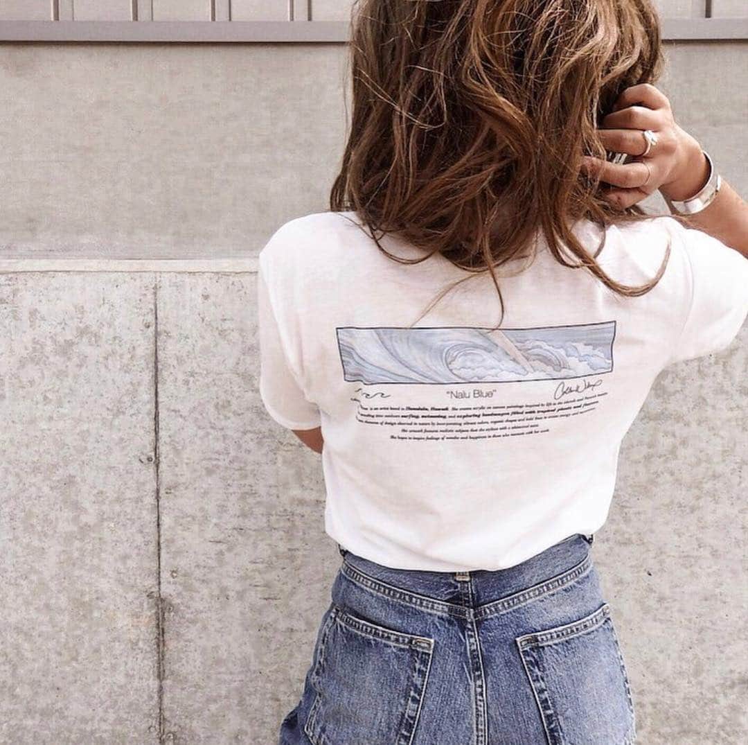 ラレイアのインスタグラム：「🌺 Colleen Wilcox × La Leiaコラボ新作🧡 バックプリントTシャツがかすれプリントでお洒落なビーチTシャツ😍✨ ・ アートにもなるレコードジャケットがモチーフになったパッケージで限定ステッカーもついて¥3,900+tax😊💕 ・ La Leia川崎店 @laleia.kwsk 吉祥寺店 @laleia_kichijoji ではGWフェアを開催中🧡 さらにwebサイトでは日替わりクーポンも配布中です！ ・ ぜひお見逃しなく😌🌈 ・ THANK YOU #Repost @taca.o3o ♡♡♡ ・ @laleia_official  @colleenwilcoxgallery_jp  #colleen#colleenwilcox#art#hawaii#aloha#surf#beach#fashion#laleia#ハワイ#フォトジェニック#インスタ映え#インスタ女子#アロハ#ビーチ#海を感じる雑貨#ラレイア#アート#ビーチガール#サーフスタイル#大人カジュアル#旅行#トラベラー#tシャツ#ビーチコーデ」