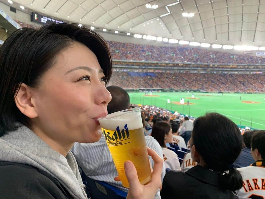 岩村菜々美さんのインスタグラム写真 - (岩村菜々美Instagram)「#令和 初日 事務所の女子メンバーで #野球観戦  野球観戦といったら #ビール でしょ🍺 え？私だけ？ #昼ビール 最高だぜっ!! #巨人 #ジャイアンツ #東京ドーム #ドアラ が好きなんです。 #中日 #中日ドラゴンズ 私自身は九州魂 #ソフトバンクホークス  #若鷹軍団  脳内では #ダイエーホークス やけどな。」5月1日 22時14分 - nanami1120