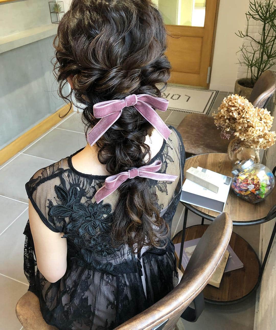 和田美由紀さんのインスタグラム写真 - (和田美由紀Instagram)「ヘアセットのみのご予約はお手数おかけしますが、お電話か店頭のみのご予約受付となりますのでよろしくおねがいいたします(*^^*) ただいま3ヶ月先までのご予約をお受けしております♡  いつもありがとうございます♡ アレンジ仕上げ付きのコースはホットペッパービューティからもご予約可能です♡ #hair#hairarrange#hairstyle#arrange#wadami_arrange#ヘアスタイル#ウェディング#ブライダル#ヘアアレンジ#ヘア#アレンジ#ファッション#ヘアメイク#メイク#愛知#名古屋#美容師#美容室#LOREN#lorensalon」5月1日 22時15分 - miyuwada