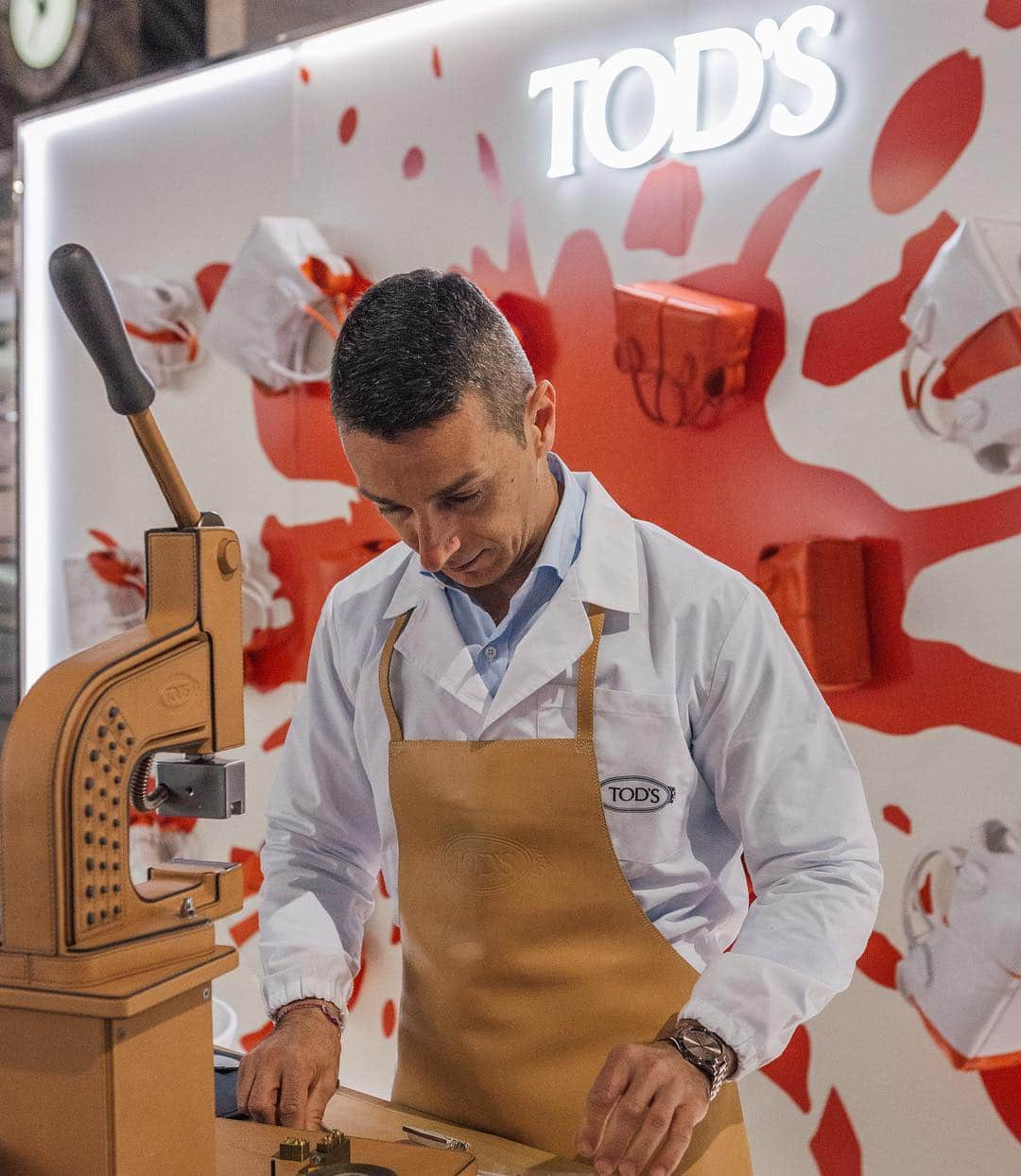 Lee Oliveiraさんのインスタグラム写真 - (Lee OliveiraInstagram)「In front of the lens 📸from the @Tods Chadstone boutique opening in Melbourne  #todschadstoneopens #todsmelbourne」5月1日 22時15分 - leeoliveira